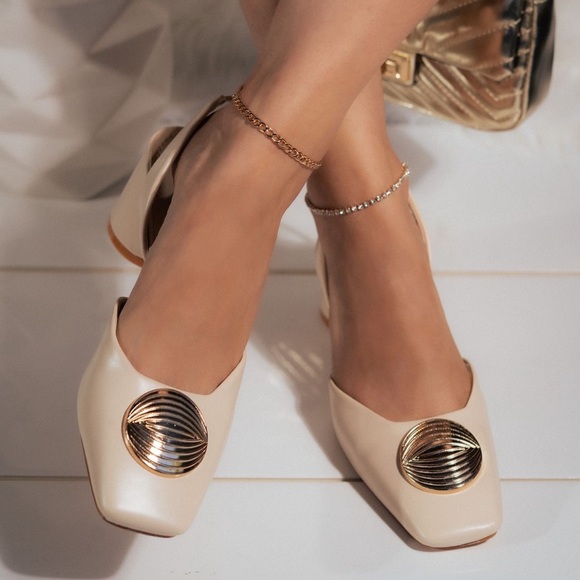 Nude square toed pendant heel - Picture 1 of 4